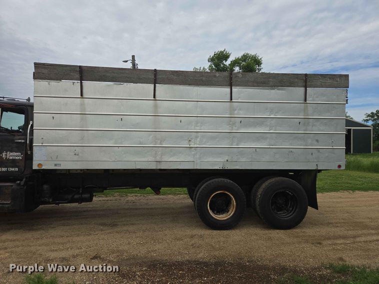 image for item ER1685 1975 Mack R68 grain truck