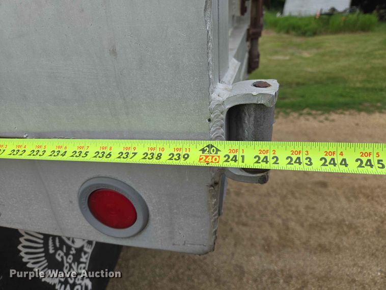 image for item ER1685 1975 Mack R68 grain truck