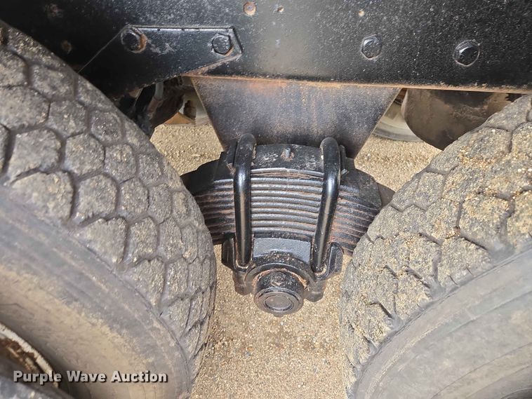 image for item ER1685 1975 Mack R68 grain truck