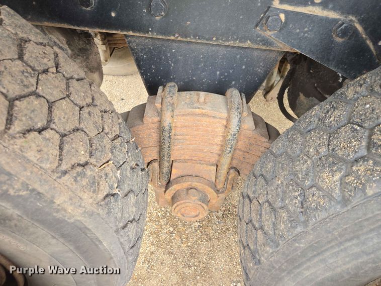 image for item ER1685 1975 Mack R68 grain truck