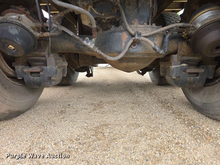 image for item ER1685 1975 Mack R68 grain truck