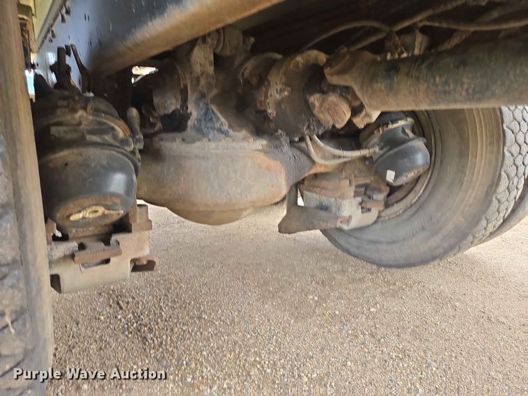 image for item ER1685 1975 Mack R68 grain truck