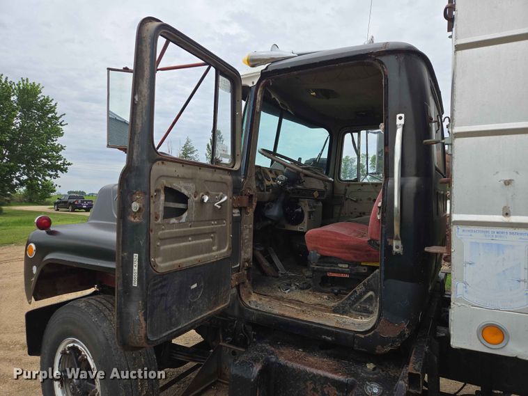 image for item ER1685 1975 Mack R68 grain truck