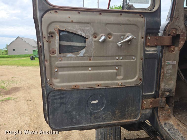 image for item ER1685 1975 Mack R68 grain truck
