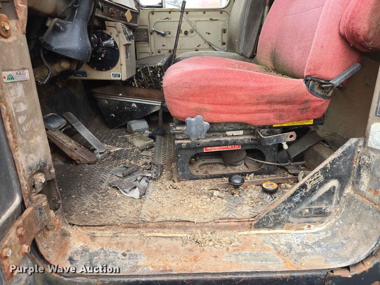 image for item ER1685 1975 Mack R68 grain truck