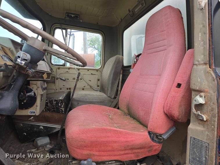 image for item ER1685 1975 Mack R68 grain truck