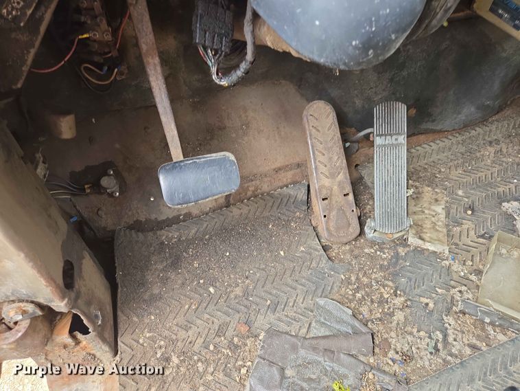 image for item ER1685 1975 Mack R68 grain truck