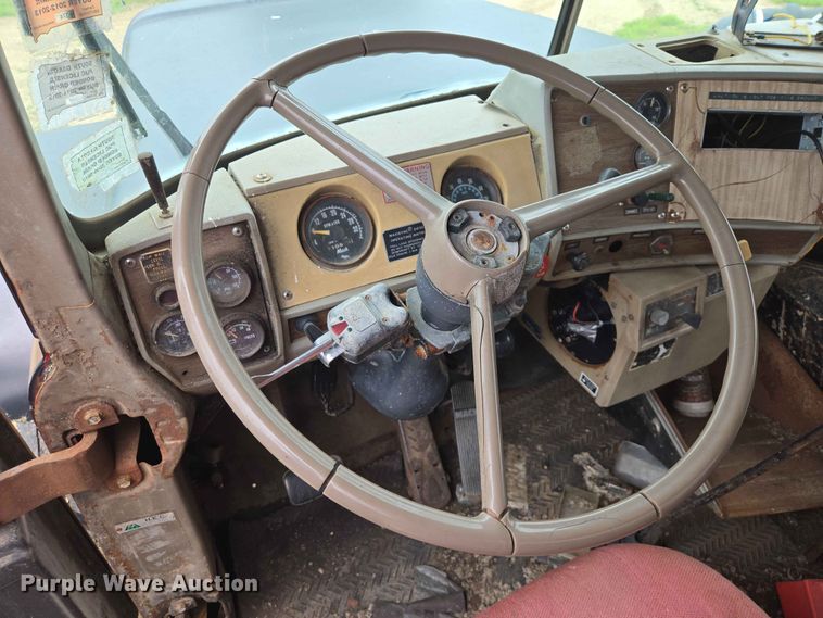 image for item ER1685 1975 Mack R68 grain truck