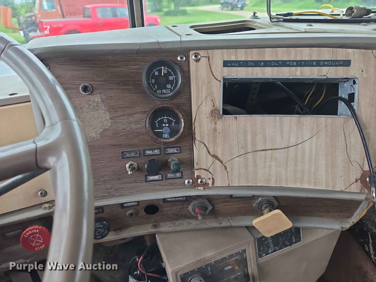 image for item ER1685 1975 Mack R68 grain truck