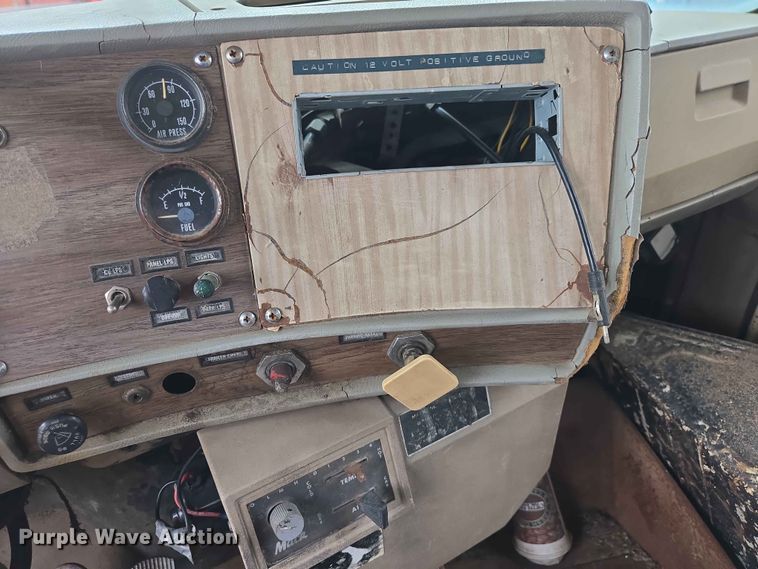 image for item ER1685 1975 Mack R68 grain truck