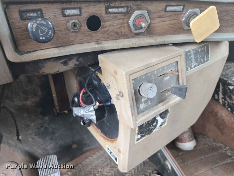 image for item ER1685 1975 Mack R68 grain truck