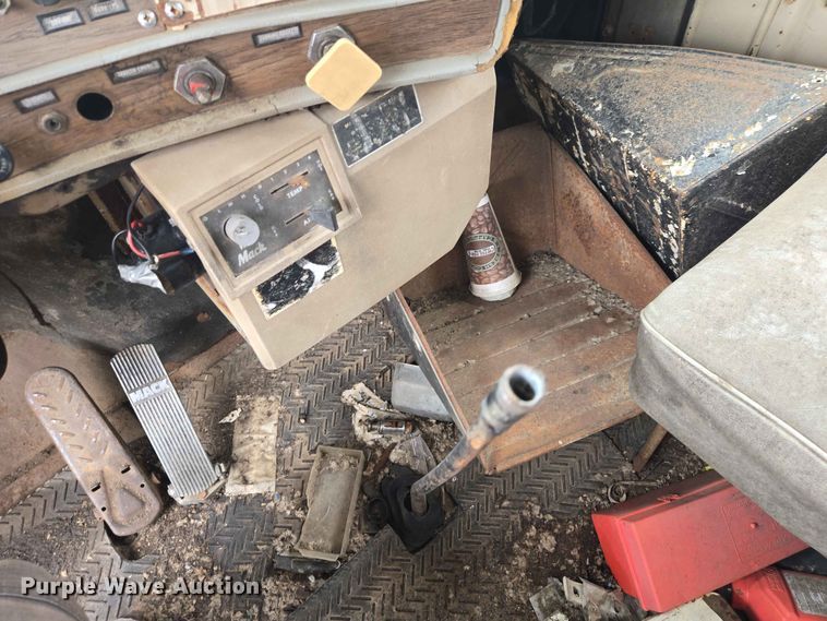 image for item ER1685 1975 Mack R68 grain truck