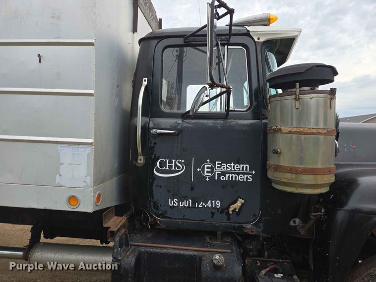 image for item ER1685 1975 Mack R68 grain truck