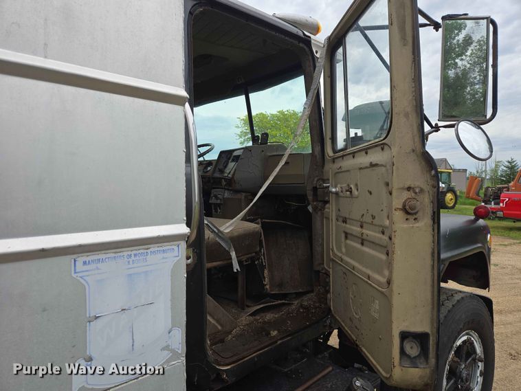 image for item ER1685 1975 Mack R68 grain truck