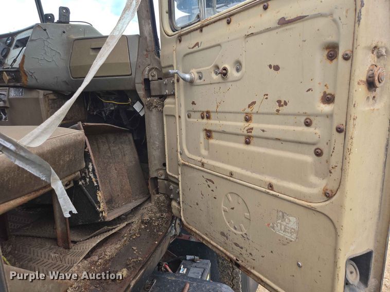 image for item ER1685 1975 Mack R68 grain truck
