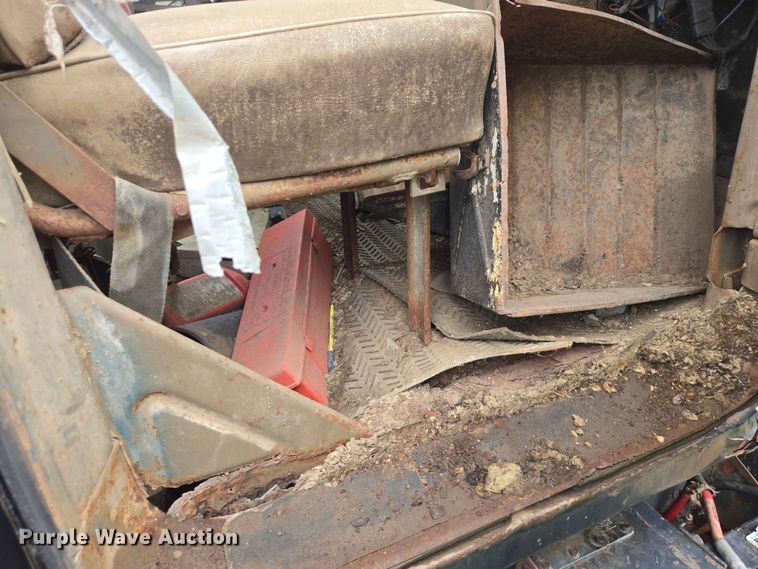 image for item ER1685 1975 Mack R68 grain truck