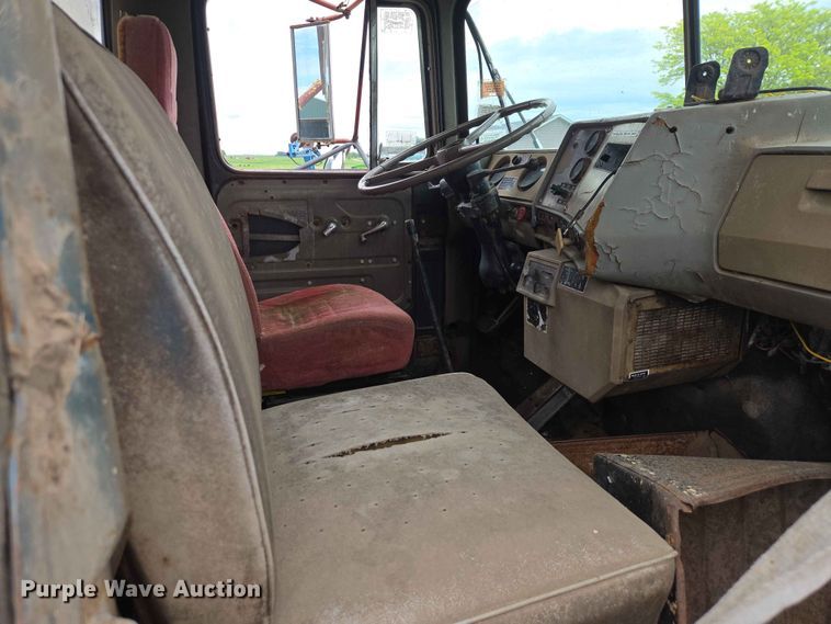 image for item ER1685 1975 Mack R68 grain truck