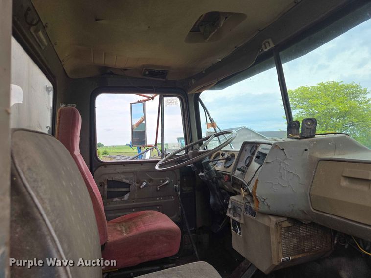 image for item ER1685 1975 Mack R68 grain truck
