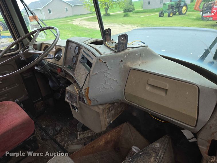 image for item ER1685 1975 Mack R68 grain truck