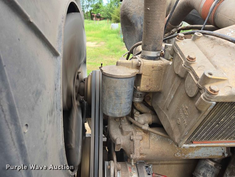 image for item ER1685 1975 Mack R68 grain truck