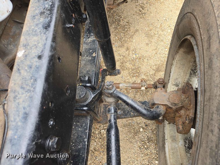image for item ER1685 1975 Mack R68 grain truck