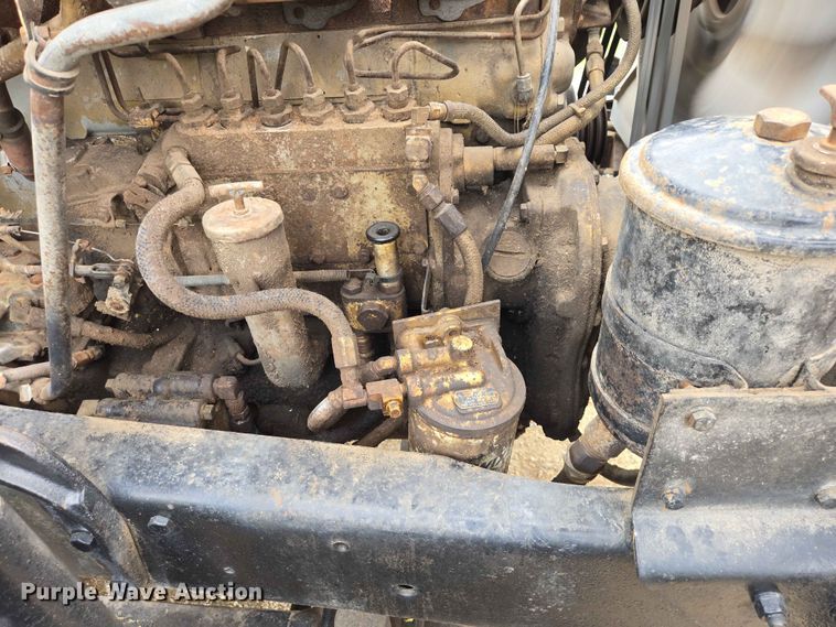 image for item ER1685 1975 Mack R68 grain truck