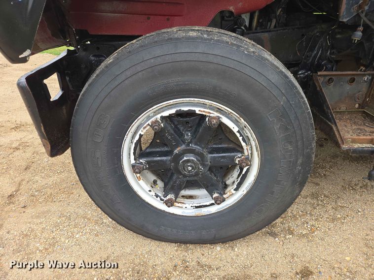 image for item ER1685 1975 Mack R68 grain truck