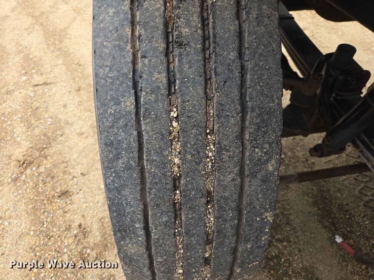 image for item ER1685 1975 Mack R68 grain truck
