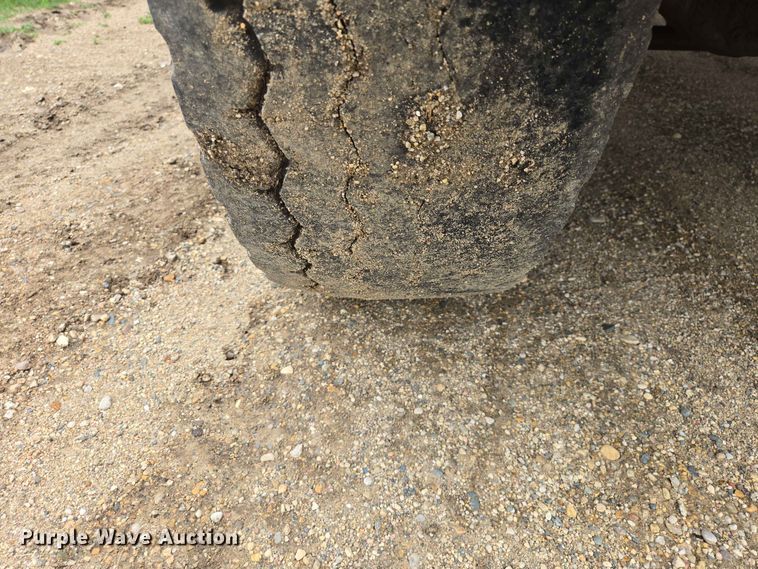 image for item ER1685 1975 Mack R68 grain truck