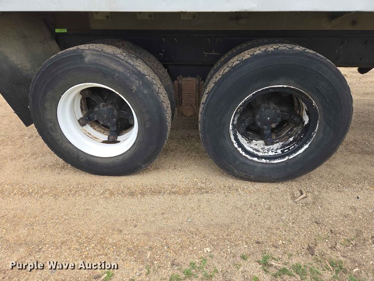 image for item ER1685 1975 Mack R68 grain truck
