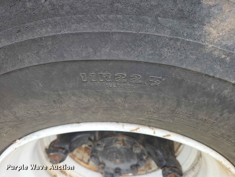 image for item ER1685 1975 Mack R68 grain truck