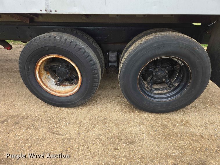 image for item ER1685 1975 Mack R68 grain truck