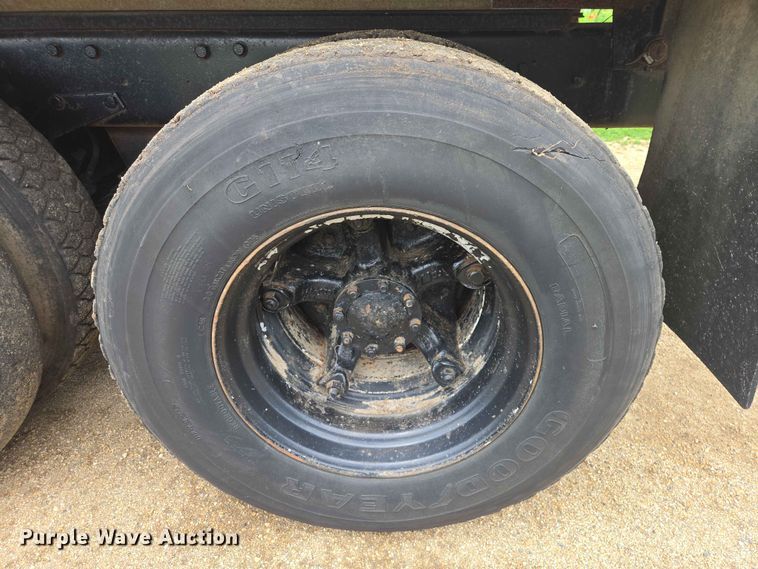 image for item ER1685 1975 Mack R68 grain truck