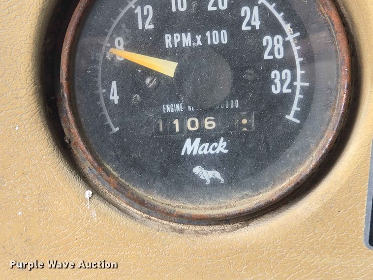 image for item ER1685 1975 Mack R68 grain truck
