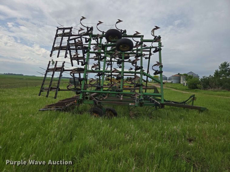 image for item ER1686 John Deere field cultivator