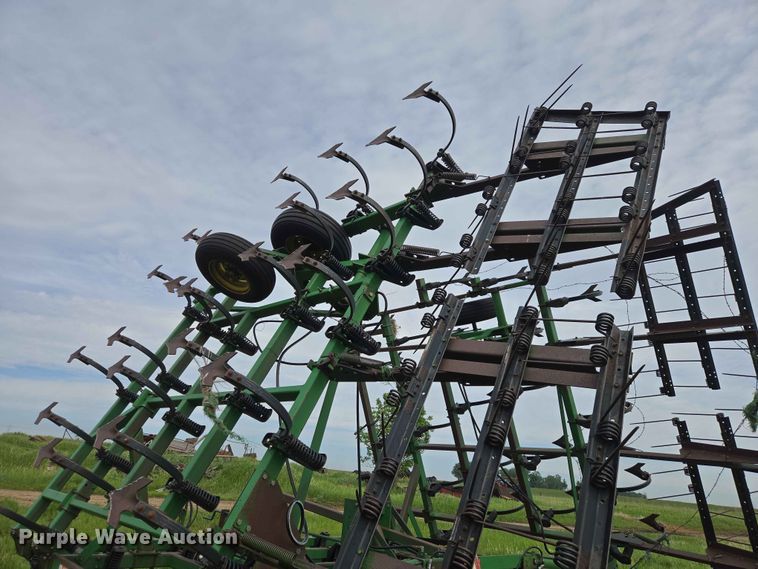 image for item ER1686 John Deere field cultivator