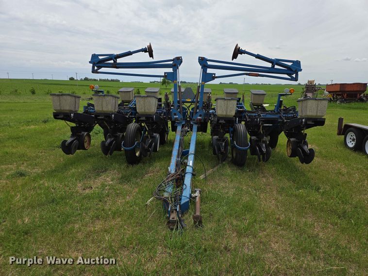 image for item ER1693 Kinze 2200 planter