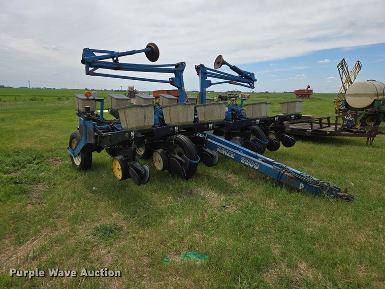 image for item ER1693 Kinze 2200 planter