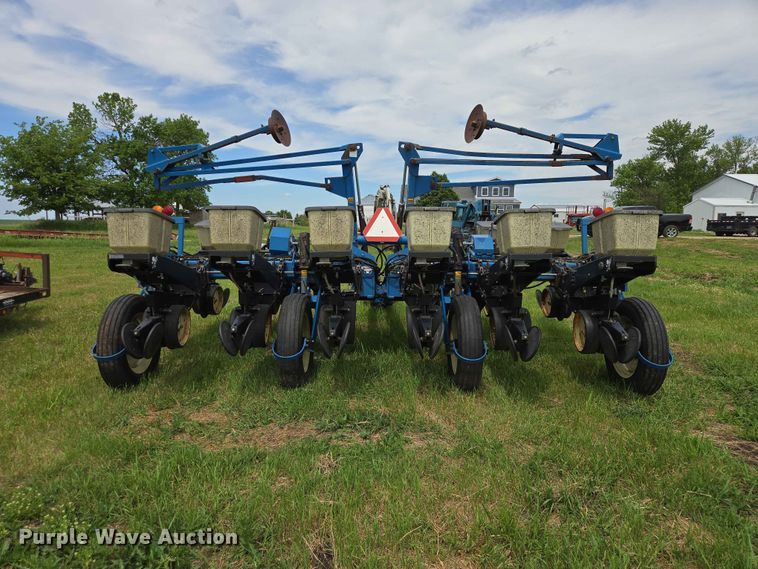 image for item ER1693 Kinze 2200 planter