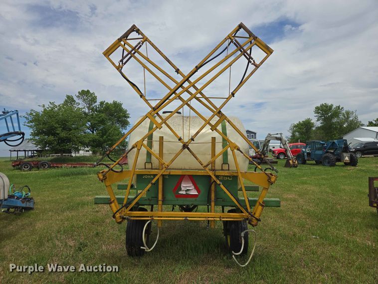 image for item ER1695 John Deere 250 sprayer