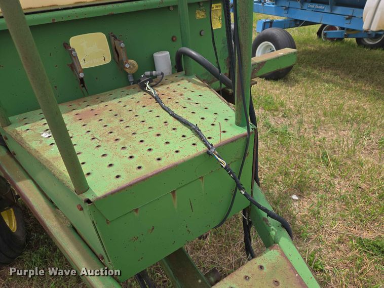 image for item ER1695 John Deere 250 sprayer