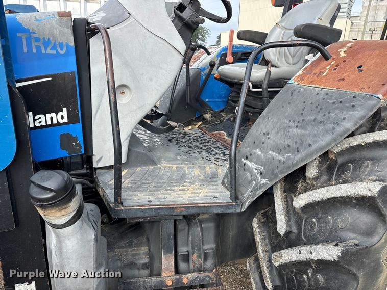 image for item ER3027 2004 New Holland TL90A MFWD tractor
