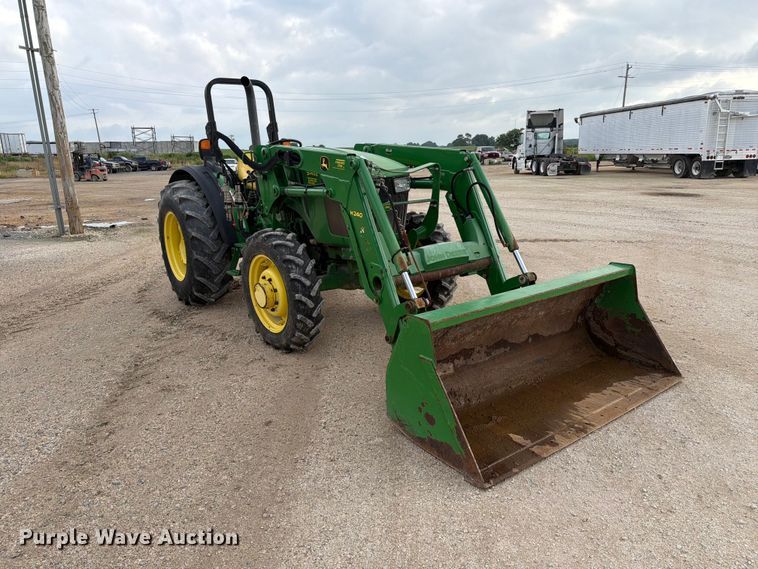 image for item ER3031 2017 John Deere 5065E MFWD tractor