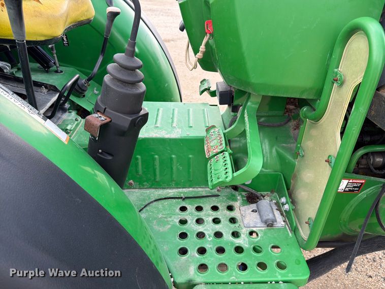 image for item ER3031 2017 John Deere 5065E MFWD tractor