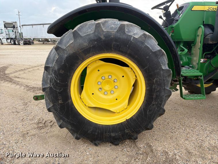 image for item ER3031 2017 John Deere 5065E MFWD tractor