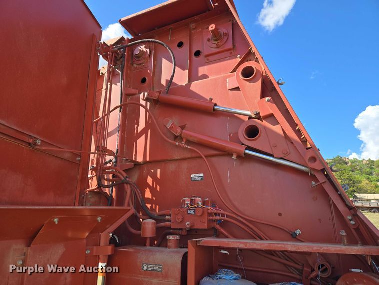 image for item ET5152 Hesston 565A round baler