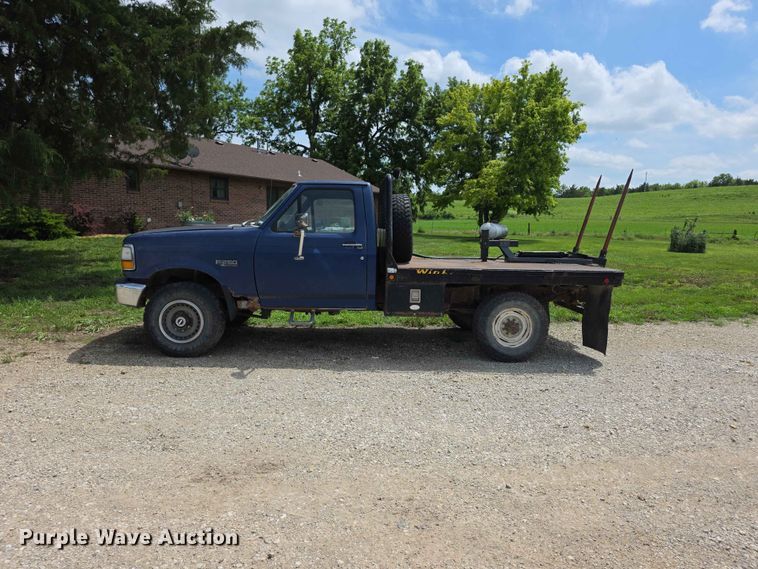 image for item EV2170 1994 Ford F250 XL bale bed pickup truck