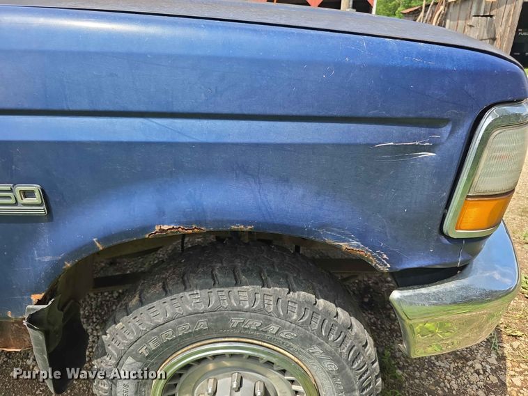 image for item EV2170 1994 Ford F250 XL bale bed pickup truck