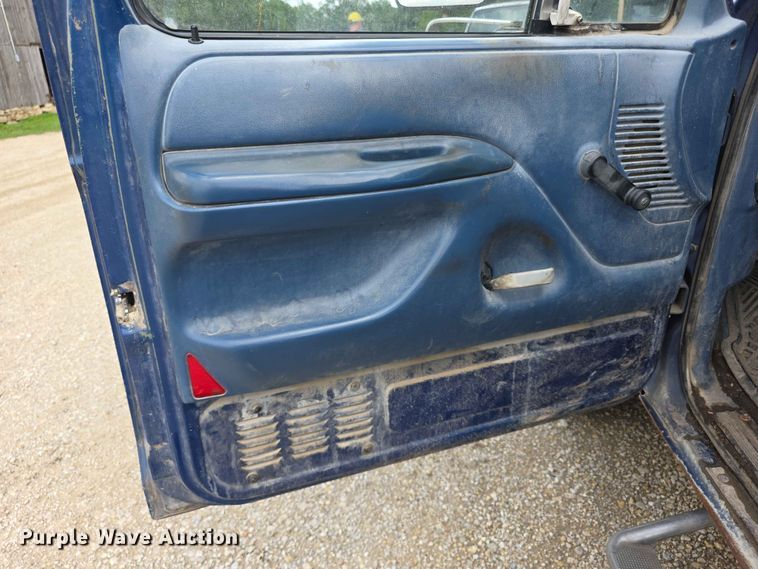 image for item EV2170 1994 Ford F250 XL bale bed pickup truck