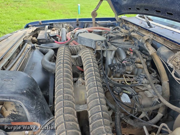 image for item EV2170 1994 Ford F250 XL bale bed pickup truck